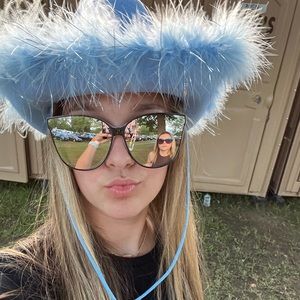 Meet your Posher, Ava